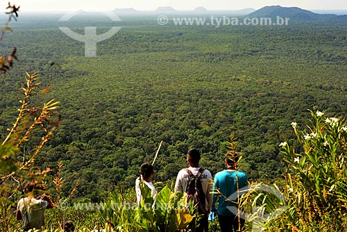  Tourists observing view - Mountain ranges of the Tapuruquara trail  - Santa Isabel do Rio Negro city - Amazonas state (AM) - Brazil