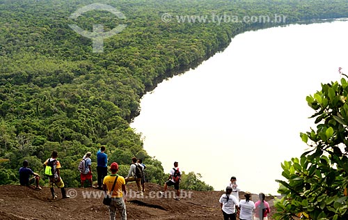  Tourists observing view - Mountain ranges of the Tapuruquara trail with the Negro River in the background  - Santa Isabel do Rio Negro city - Amazonas state (AM) - Brazil