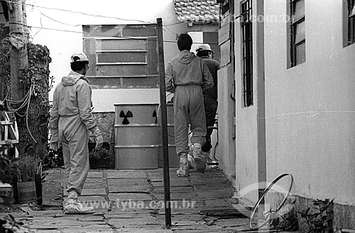  Labourers of the National Nuclear Energy Commission (CNEN) street with contamination focus after accident with cesium-137 - Central Sector of Goiania city  - Goiania city - Goias state (GO) - Brazil