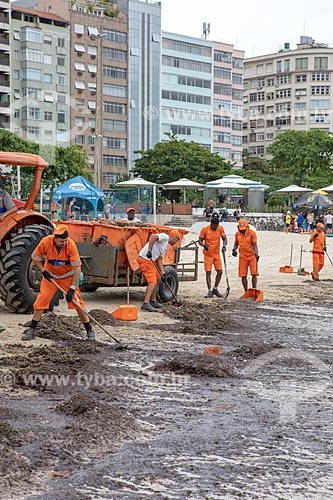  Street sweepers of COMLURB cleaning the Copacabana Beach waterfront - Post 6 - because
red tide - excess of microorganisms dinoflagellates  - Rio de Janeiro city - Rio de Janeiro state (RJ) - Brazil