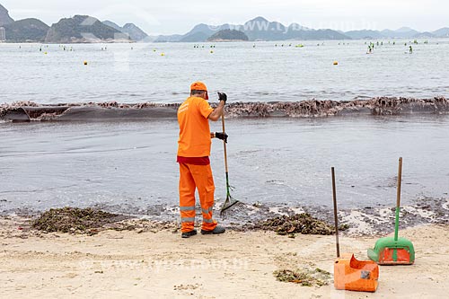  Street sweepers of COMLURB cleaning the Copacabana Beach waterfront - Post 6 - because
red tide - excess of microorganisms dinoflagellates  - Rio de Janeiro city - Rio de Janeiro state (RJ) - Brazil