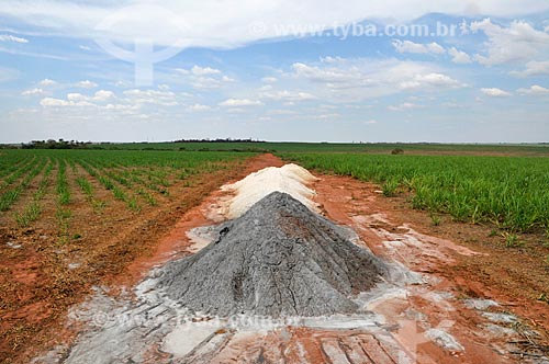  Limestone for soil correction - Frutal city rural zone  - Frutal city - Minas Gerais state (MG) - Brazil