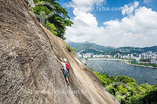  Detail of climber during the climbing to the Urca Mountain with the Botafogo Bay in the background  - Rio de Janeiro city - Rio de Janeiro state (RJ) - Brazil