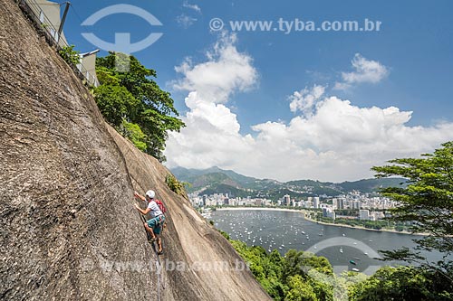  Detail of climber during the climbing to the Urca Mountain with the Botafogo Bay in the background  - Rio de Janeiro city - Rio de Janeiro state (RJ) - Brazil