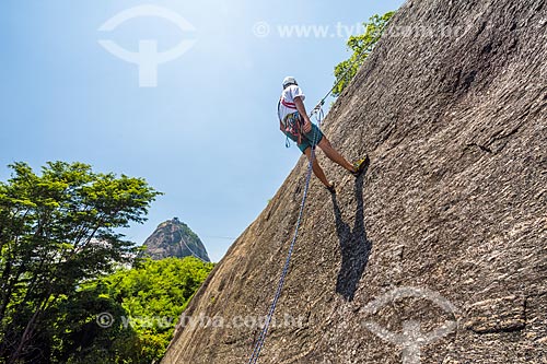  Detail of climber during the climbing to the Urca Mountain with the Sugarloaf in the background  - Rio de Janeiro city - Rio de Janeiro state (RJ) - Brazil