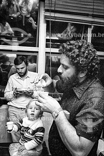 Luiz Inacio Lula da Silva cooling the milk to the son of a trade unionist in the Metalurgic Syndicate - 1980s  - Sao Bernardo do Campo city - Sao Paulo state (SP) - Brazil
