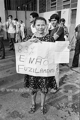  Woman with poster that say: 83% and no firing - in favor of the strike movement of metallurgists  - Sao Paulo city - Sao Paulo state (SP) - Brazil
