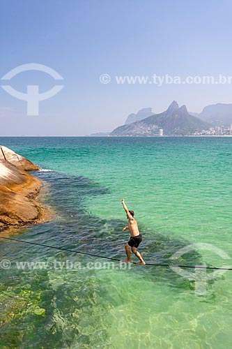  Practitioner of slackline - Arpoador Beach  - Rio de Janeiro city - Rio de Janeiro state (RJ) - Brazil