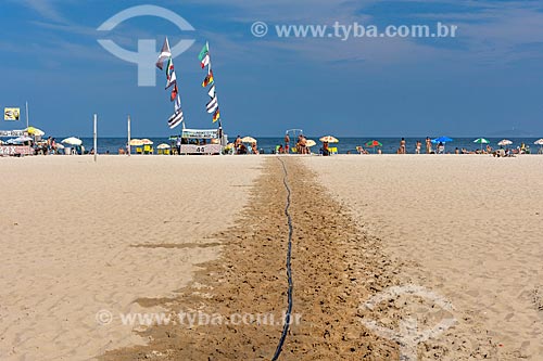  Path of wet sand through the hot sand - Copacabana Beach  - Rio de Janeiro city - Rio de Janeiro state (RJ) - Brazil