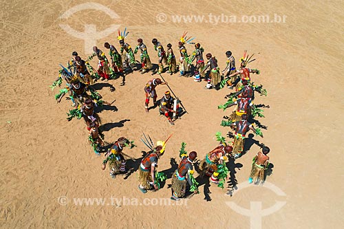  Picture taken with drone of men in a circle during the Tapanawana dance - also known as Fish Festival - Aiha village of the Kalapalo tribe - INCREASE OF 100% OF THE VALUE OF TABLE  - Querencia city - Mato Grosso state (MT) - Brazil