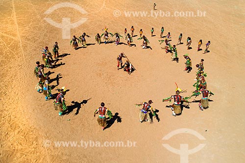  Picture taken with drone of men in a circle during the Tapanawana dance - also known as Fish Festival - with women observing - Aiha village of the Kalapalo tribe - INCREASE OF 100% OF THE VALUE OF TABLE  - Querencia city - Mato Grosso state (MT) - Brazil