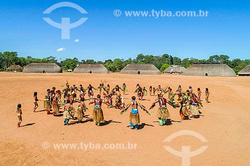  Picture taken with drone of men in a circle during the Tapanawana dance - also known as Fish Festival - with women observing - Aiha village of the Kalapalo tribe - INCREASE OF 100% OF THE VALUE OF TABLE  - Querencia city - Mato Grosso state (MT) - Brazil