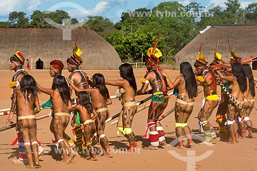 Taquara Dance - men in line playing the Urua flute with the women next to - Aiha village of the Kalapalo tribe - INCREASE OF 100% OF THE VALUE OF TABLE  - Querencia city - Mato Grosso state (MT) - Brazil