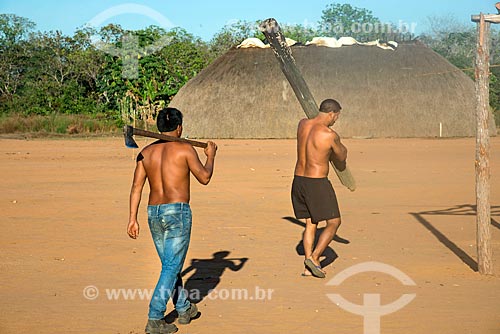  Indian - Aiha village of the Kalapalo tribe carrying axe and other a trunk - INCREASE OF 100% OF THE VALUE OF TABLE  - Querencia city - Mato Grosso state (MT) - Brazil