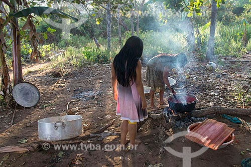  Indigenous woman and young - Aiha village of the Kalapalo tribe - INCREASE OF 100% OF THE VALUE OF TABLE  - Querencia city - Mato Grosso state (MT) - Brazil