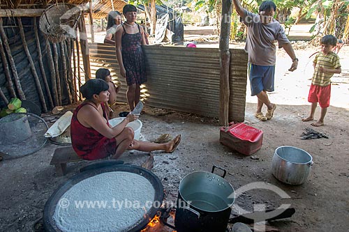  Indigenous women preparing tapioca - also known as beiju - Aiha village of the Kalapalo tribe - INCREASE OF 100% OF THE VALUE OF TABLE  - Querencia city - Mato Grosso state (MT) - Brazil
