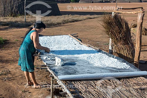  Indigenous woman placing the cassava flour to dry - Aiha village of the Kalapalo tribe - INCREASE OF 100% OF THE VALUE OF TABLE  - Querencia city - Mato Grosso state (MT) - Brazil