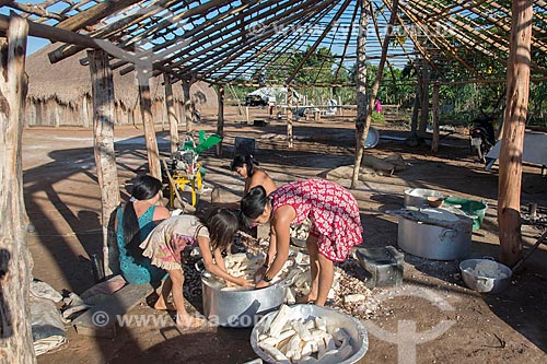  Indigenous woman - Aiha village of the Kalapalo tribe peeling cassava - INCREASE OF 100% OF THE VALUE OF TABLE  - Querencia city - Mato Grosso state (MT) - Brazil