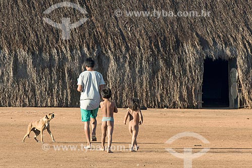  Indigenous father and kids - Aiha village of the Kalapalo tribe - INCREASE OF 100% OF THE VALUE OF TABLE  - Querencia city - Mato Grosso state (MT) - Brazil