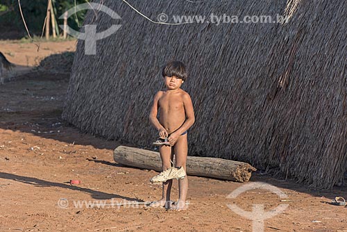  Indigenous boy - Aiha village of the Kalapalo tribe playing with a soccer shoe - INCREASE OF 100% OF THE VALUE OF TABLE  - Querencia city - Mato Grosso state (MT) - Brazil