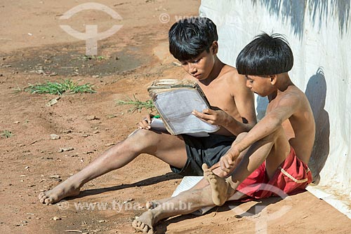  Indigenous boys - Aiha village of the Kalapalo tribe interacting with school notebook - INCREASE OF 100% OF THE VALUE OF TABLE  - Querencia city - Mato Grosso state (MT) - Brazil