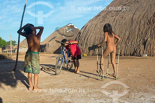  Indigenous boys and girl playing together - Aiha village of the Kalapalo tribe - INCREASE OF 100% OF THE VALUE OF TABLE  - Querencia city - Mato Grosso state (MT) - Brazil