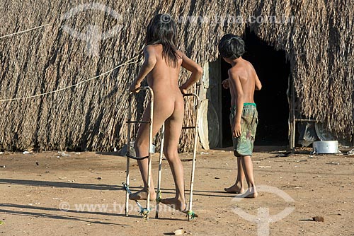  Indigenous boy and girl playing together - Aiha village of the Kalapalo tribe - INCREASE OF 100% OF THE VALUE OF TABLE  - Querencia city - Mato Grosso state (MT) - Brazil