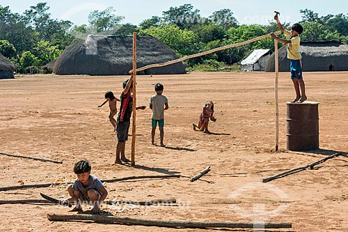  Indigenous boys mounting goalpost for soccer field - Aiha village of the Kalapalo tribe - INCREASE OF 100% OF THE VALUE OF TABLE  - Querencia city - Mato Grosso state (MT) - Brazil