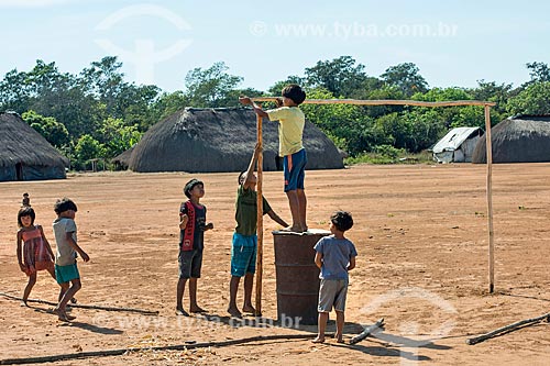  Indigenous boys mounting goalpost for soccer field - Aiha village of the Kalapalo tribe - INCREASE OF 100% OF THE VALUE OF TABLE  - Querencia city - Mato Grosso state (MT) - Brazil