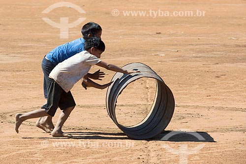  Indigenous boys playing with the barrel - Aiha village of the Kalapalo tribe - INCREASE OF 100% OF THE VALUE OF TABLE  - Querencia city - Mato Grosso state (MT) - Brazil