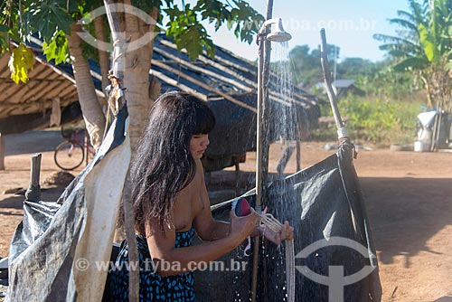  Indigenous woman using plastic shower near to hut - Aiha village of the Kalapalo tribe - INCREASE OF 100% OF THE VALUE OF TABLE  - Querencia city - Mato Grosso state (MT) - Brazil