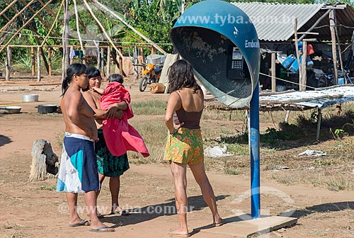  Indigenous women using public telephone - Aiha village of the Kalapalo tribe - INCREASE OF 100% OF THE VALUE OF TABLE  - Querencia city - Mato Grosso state (MT) - Brazil