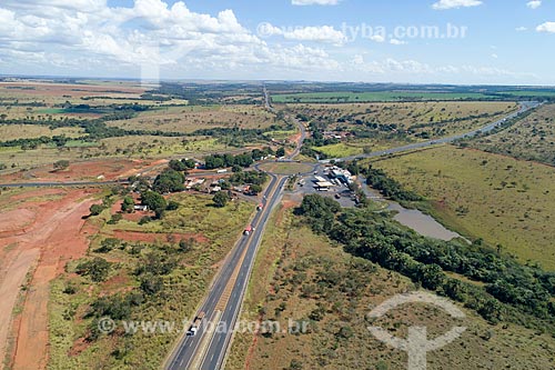  Picture taken with drone of the roundabout between the BR-365 and Transbrasiliana Highway (BR-153) - also known as Belem-Brasilia Highway and Bernardo Sayao Highway - highways  - Monte Alegre de Minas city - Minas Gerais state (MG) - Brazil