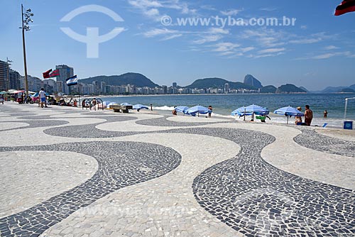  View of boardwalk of the Copacabana Beach - Post 6 - with the Sugarloaf in the background  - Rio de Janeiro city - Rio de Janeiro state (RJ) - Brazil