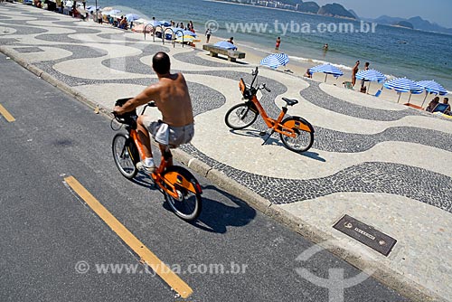  Cyclist in public bicycle - for rent - bike lane of the Copacabana Beach - Post 6  - Rio de Janeiro city - Rio de Janeiro state (RJ) - Brazil