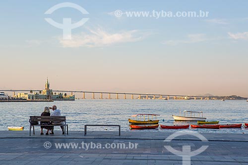  Old couple observing view of the Guanabara Bay from XV de Novembro square - place known in the 19th century as Pharoux Wharf  - Rio de Janeiro city - Rio de Janeiro state (RJ) - Brazil