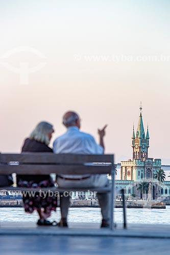  Old couple observing view of the Guanabara Bay from XV de Novembro square - place known in the 19th century as Pharoux Wharf with the Fiscal Island castle in the background  - Rio de Janeiro city - Rio de Janeiro state (RJ) - Brazil