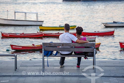  Couple observing view of the Guanabara Bay from XV de Novembro square - place known in the 19th century as Pharoux Wharf  - Rio de Janeiro city - Rio de Janeiro state (RJ) - Brazil