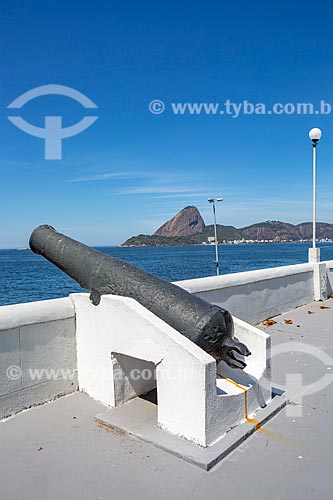 Cannon of the old Our Lady of the Conception Villegagnon Fortress - now houses the Brazilian Naval Academy - with the Sugarloaf in the background  - Rio de Janeiro city - Rio de Janeiro state (RJ) - Brazil