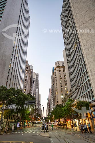  Pedestrians crossing in the Rio Branco Avenue (1904) during the nightfall  - Rio de Janeiro city - Rio de Janeiro state (RJ) - Brazil