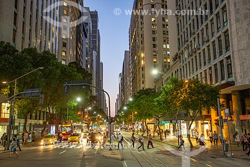  Pedestrians crossing in the corner of Rio Branco Avenue with Nilo Pecanha Avenue during the nightfall  - Rio de Janeiro city - Rio de Janeiro state (RJ) - Brazil