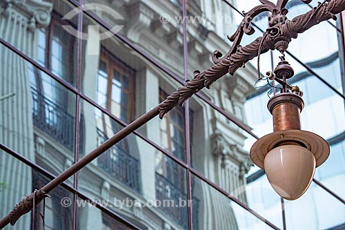  Detail of luminaire - Ouvidor Street with reflex of building in neoclassical architecture on the facade of mirrored building  - Rio de Janeiro city - Rio de Janeiro state (RJ) - Brazil