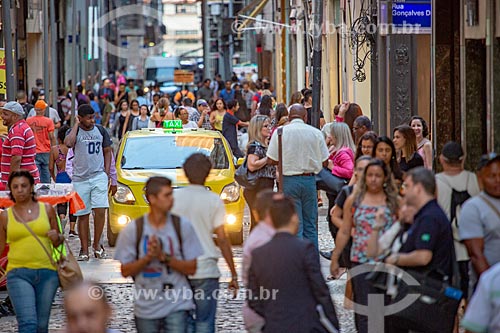 Taxi amid the pedestrians - Ouvidor Street near to Goncalves Dias Street  - Rio de Janeiro city - Rio de Janeiro state (RJ) - Brazil