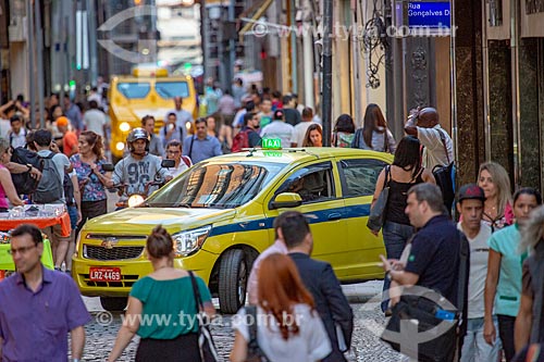  Taxi amid the pedestrians - Ouvidor Street near to Goncalves Dias Street  - Rio de Janeiro city - Rio de Janeiro state (RJ) - Brazil