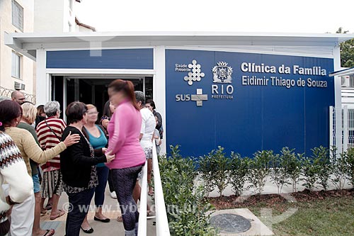  Queue at the entrance of the Family Clinic Eidimir Thiago de Souza  - Rio de Janeiro city - Rio de Janeiro state (RJ) - Brazil