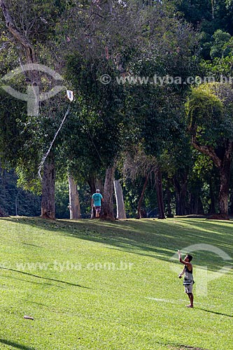  Man flying a kite - Quinta da Boa Vista Park  - Rio de Janeiro city - Rio de Janeiro state (RJ) - Brazil
