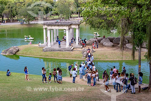  Families picnicking near to lake of the Quinta da Boa Vista Park  - Rio de Janeiro city - Rio de Janeiro state (RJ) - Brazil