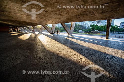 Courtyard under the Modern Art Museum of Rio de Janeiro (1948) during the sunset  - Rio de Janeiro city - Rio de Janeiro state (RJ) - Brazil