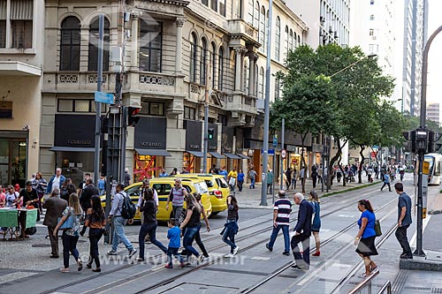  Pedestrians crossing the Rio Branco Avenue  - Rio de Janeiro city - Rio de Janeiro state (RJ) - Brazil