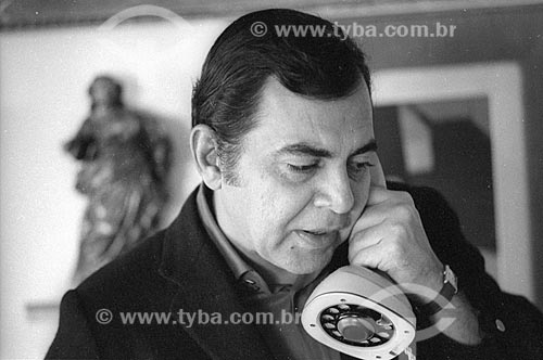  Detail of doctor Ivo Pitanguy answering the phone at home - 80s  - Rio de Janeiro city - Rio de Janeiro state (RJ) - Brazil